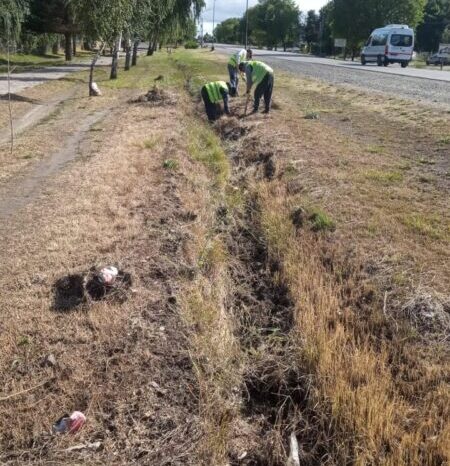 Personal municipal realiza importante limpieza de canales de desagote en la Ruta 40 ante pronóstico de 8tormenta