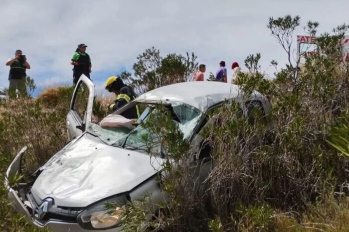 Vuelco de un Renault Clio en la Ruta 237: conductor asistido y derivado al hospital