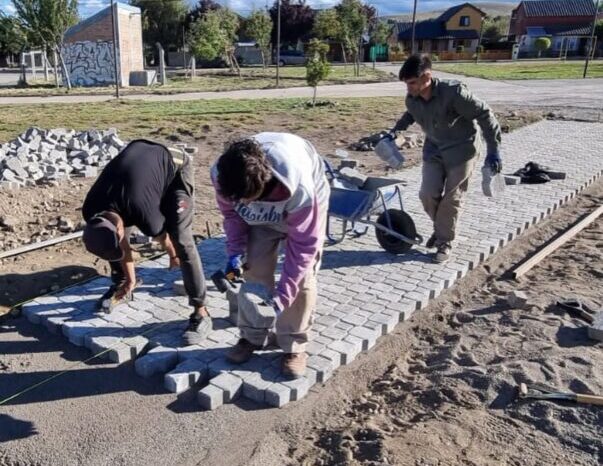 Municipalidad pone en valor la plaza del 150 Viviendas: instalan  adoquines para una mejor circulación y seguridad