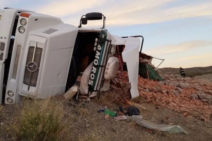 Camión de carga pesada volcó, en la bajada de Collón Cura, dejando dos heridos