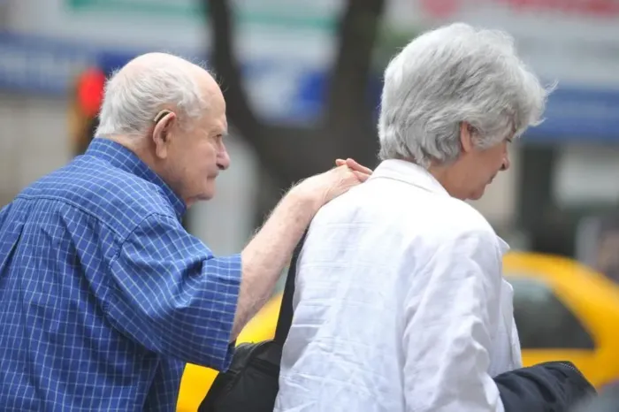Tristeza y abandono: miles de jubilados se quedan sin atención médica por deudas del PAMI