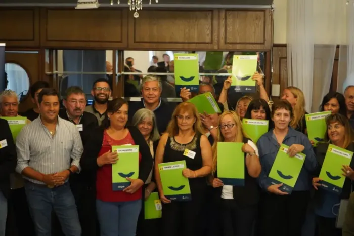 Figueroa entregó escrituras a beneficiarios de Zapala que cancelaron su vivienda