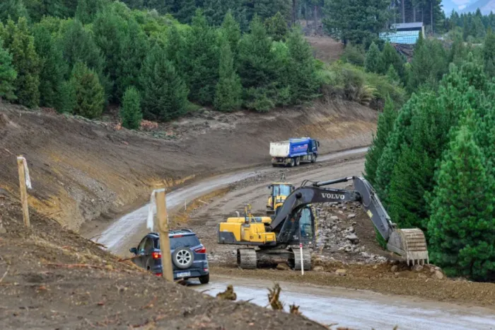 Avanza la obra de asfalto de la ruta que conecta Siete Lagos con Meliquina