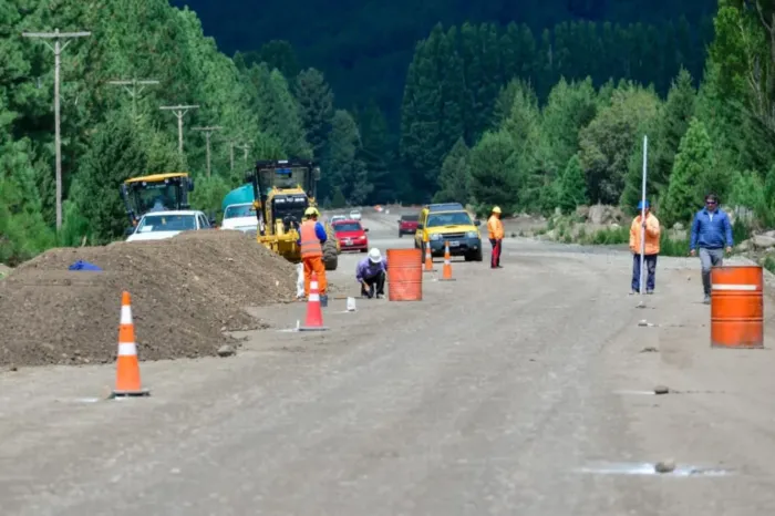 Aumenta la actividad de la obra de pavimentación de la Ruta 62 hacia el lago Lolog