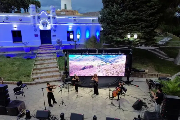 Música en un entorno único: El Torreón de Chos Malal vibró con un concierto al aire libre que reunió música y patrimonio