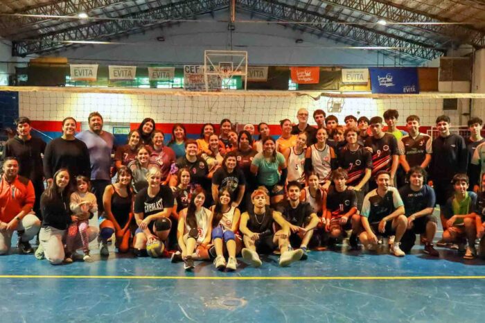 Daniel Castellani brindó una clínica de vóley en Junín de los Andes y dejó su experiencia a jóvenes deportistas