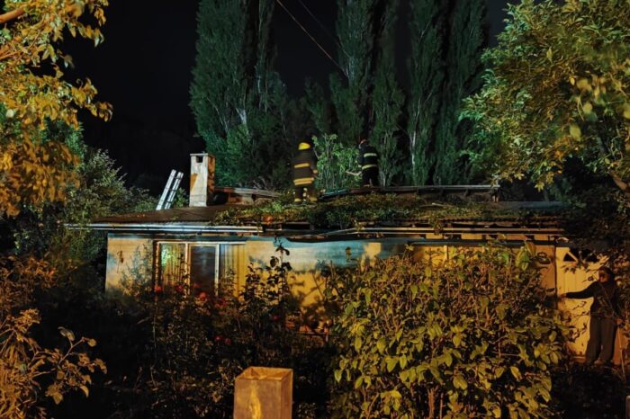 Bomberos Voluntarios de San Martín de los Andes removieron un álamo de 30 metros que cayó sobre una vivienda en Villa Paur