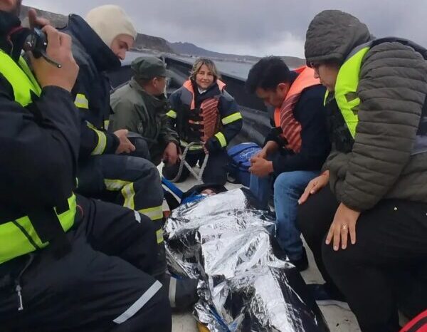 Rescate exitoso en la costa del Embalse Piedra del Águila: bomberos auxiliaron a una persona lesionada con apoyo de empresa Idris y Guardafauna