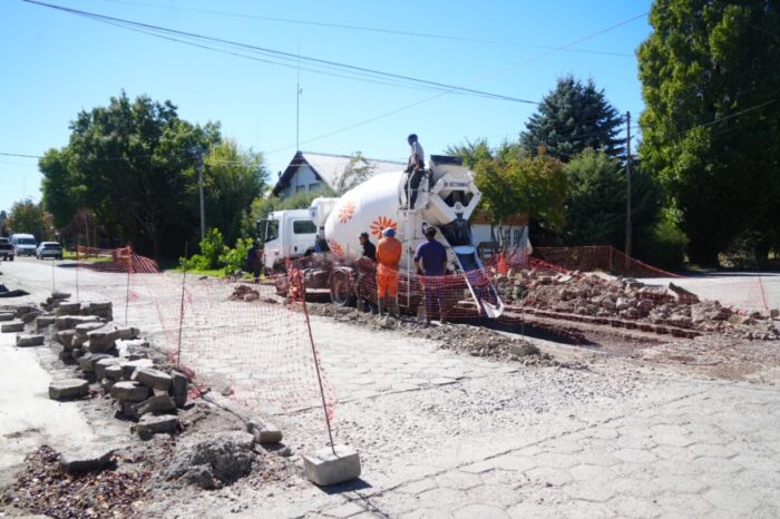 Junín de los Andes: avanza la repavimentación de la calleCoronel Suárez y el histórico plan de 100 cuadras de asfalto