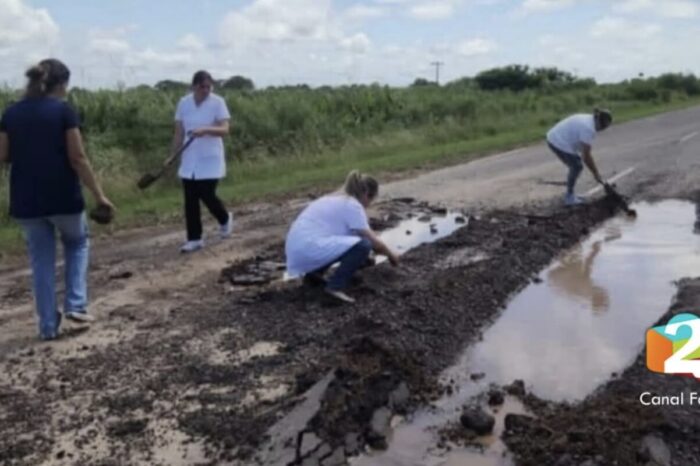 Docentes formoseños toman pala y nivelan baches: la Ruta Provincial N° 9 revela el abandono vial en el interior (VIDEO)