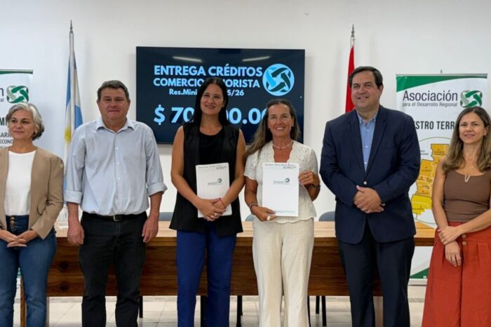Vallejos encabezó la entrega de créditos para fortalecer el comercio del norte santafesino