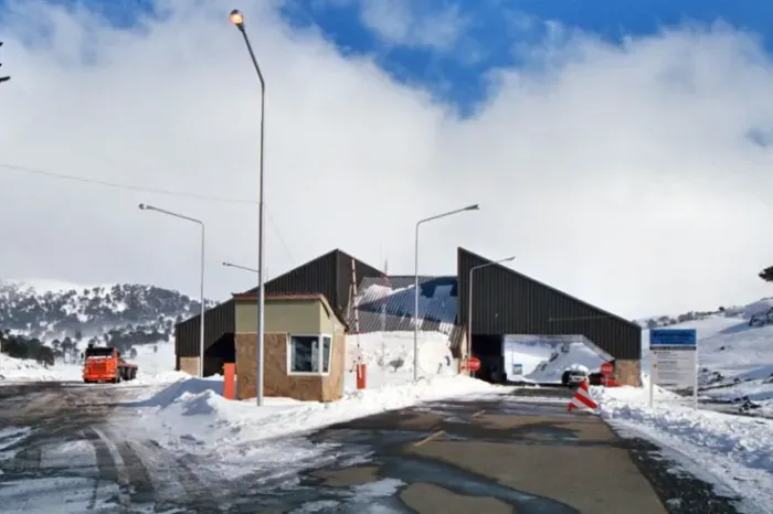 Cierre temporal del Paso Internacional Pino Hachado por fuertes tormentas y hielo sobre la calzada