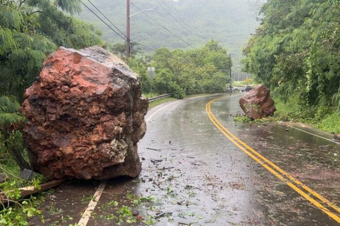 Derrumbe de rocas gigantes obliga al cierre de la Kamehameha Highway en Waimea Bay, Hawái, por lluvias intensas