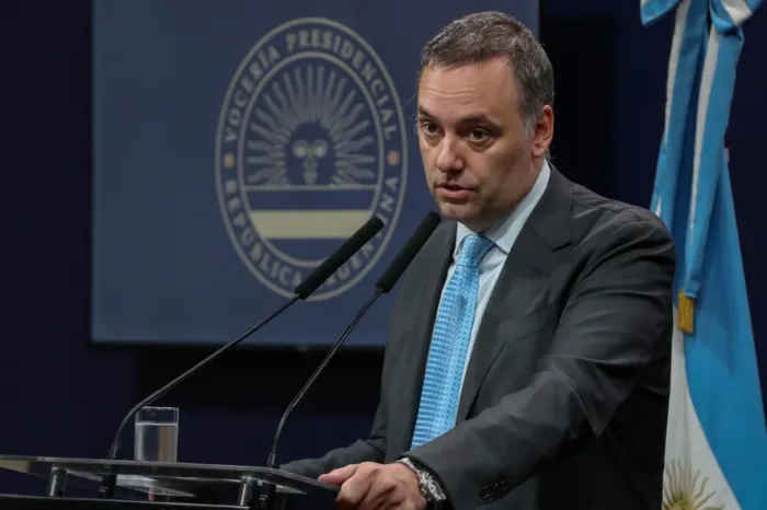 Nueva hipoteca de Adorni: financió otro departamento con dólares de dos particulares