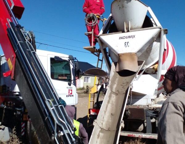 Avanzan los trabajos de hormigonado para las columnas de iluminación en los 461 lotes
