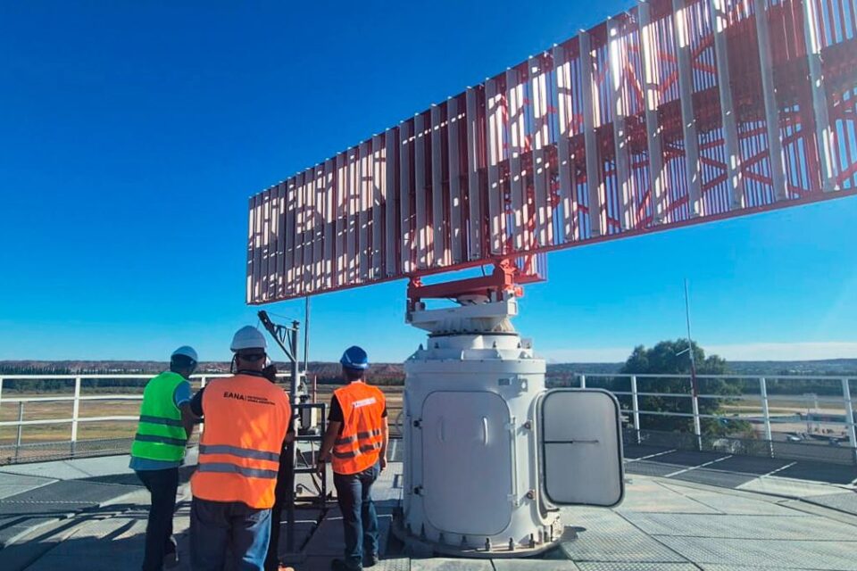 Neuquén moderniza su radar aéreo y fortalece el control del tránsito en la Patagonia