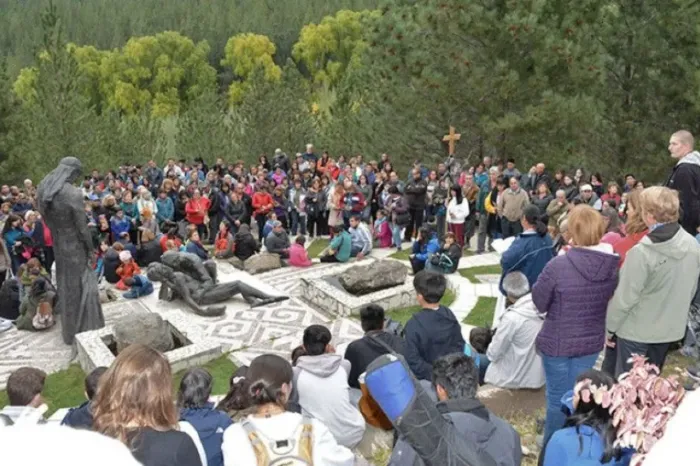 Junín de los Andes vive la Semana Santa con fe, arte y una multitudinaria convocatoria en el corazón de la Patagonia