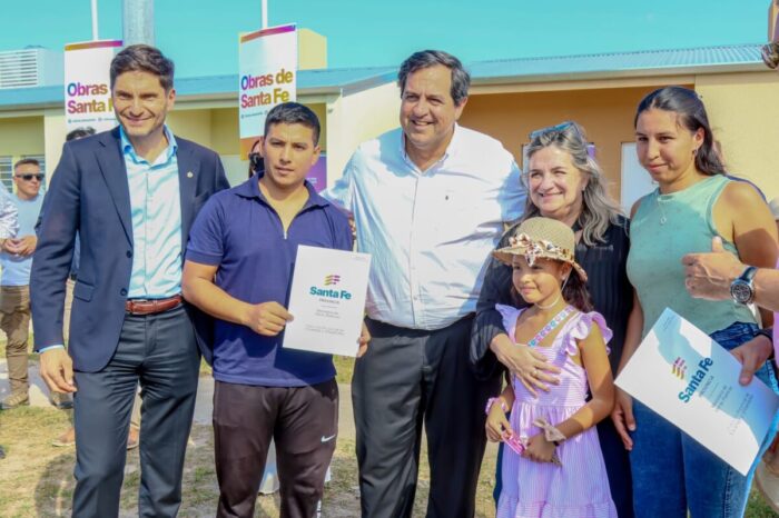 Vallejos y Pullaro encabezaron la entrega de 57 viviendas y ratificaron nuevas inversiones para Reconquista