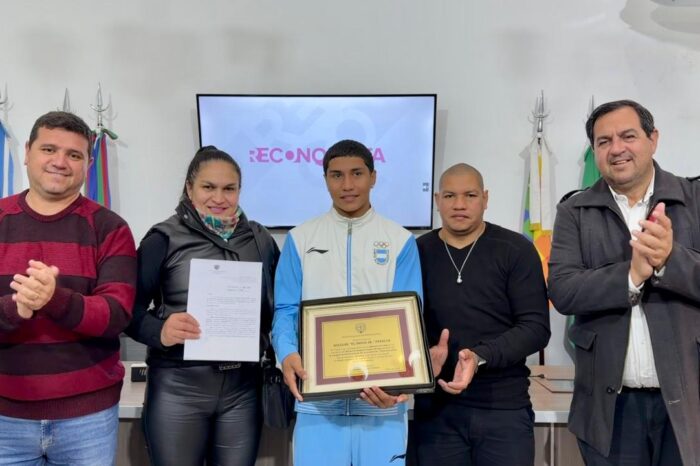 Reconquista reconoció al boxeador Edgardo Nicolás Peralta por su medalla de oro en Panamá 2026