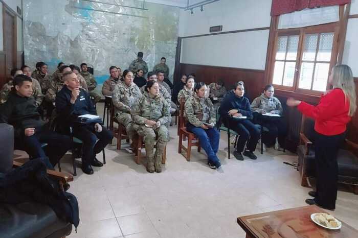 Capacitan al personal de cocina del Ejército en manipulación segura de alimentos