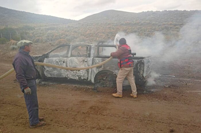 Incendio vehicular en Las Coloradas: una camioneta fue destruida por completo