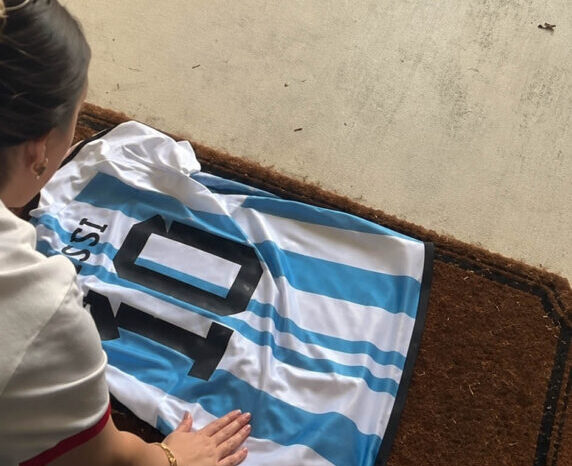 Maradona, Messi, argentinos y una camiseta que merece respeto: un llamado al respeto y a la reflexión (VIDEO)