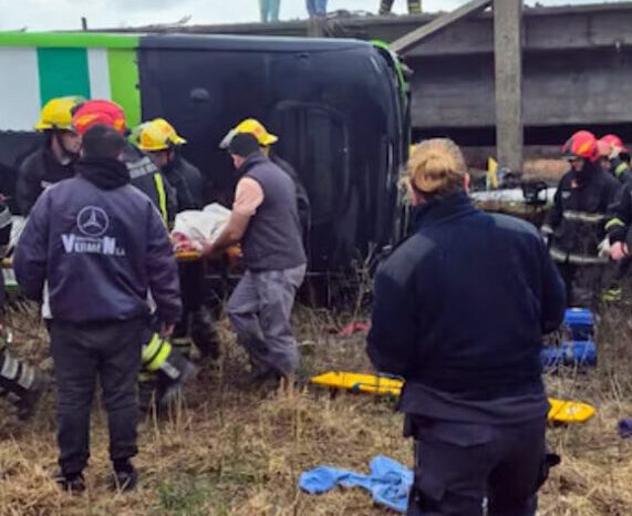 Carmen de Areco: un micro cayó de un puente en la ruta 7 y hay varios heridos