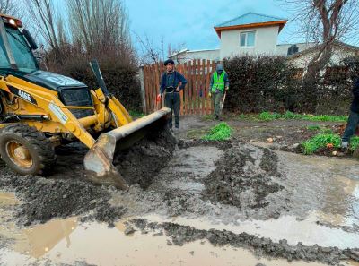 A pesar de la lluvia, el Municipio intensifica los trabajos para mejorar el escurrimiento del agua en los barrios (VIDEO)
