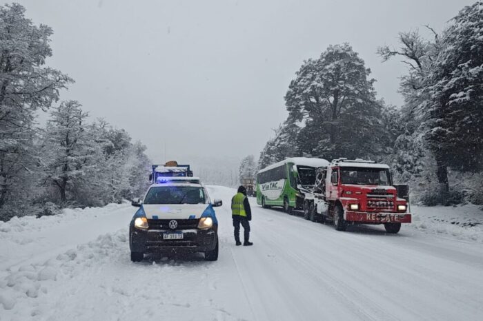 URGENTE: tránsito suspendido entre Piedra del Águila y Collón Curá, varios despistes y camiones cruzados en las rutas 237 y 40 (VIDEOS)