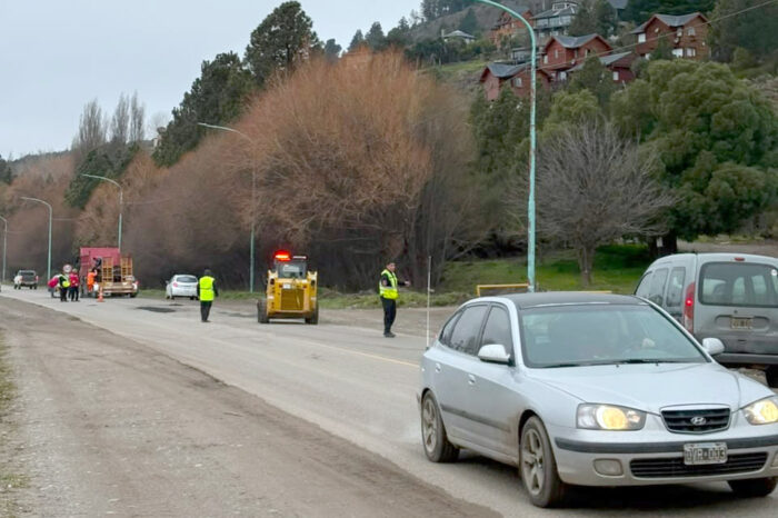 Ante el deterioro de la Ruta 40, Municipio y Vialidad Nacional avanzan con un importante operativo de bacheo en el acceso norte de San Martín de los Andes