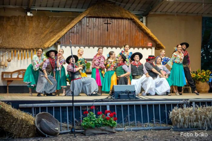 Albricias, embajadores de la cultura: el grupo que llevó el nombre de San Martín de los Andes desde los escenarios locales hasta Europa