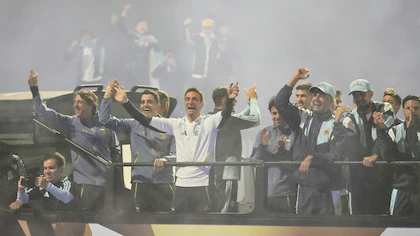 La Selección llegó al país tras el segundo lugar en el Mundial: una multitud saludó al plantel afuera de Ezeiza