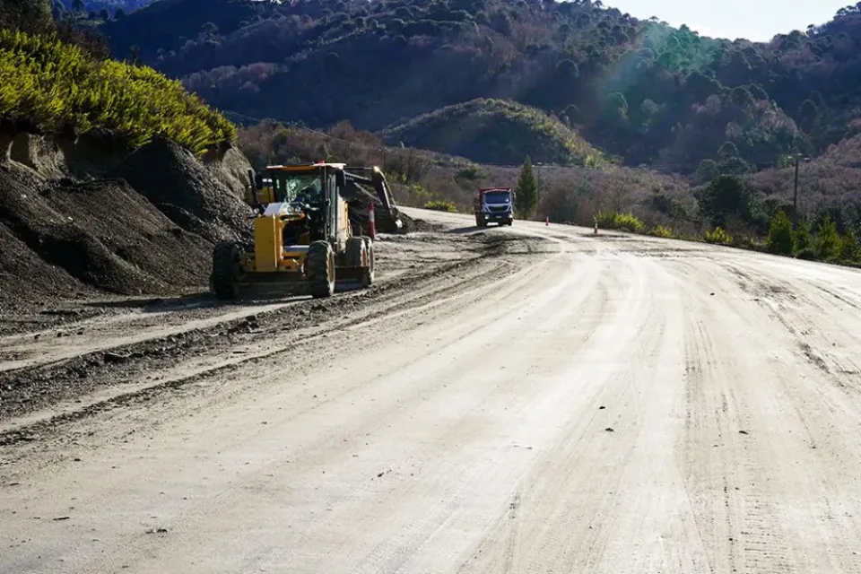 Obras viales: A pesar de la veda invernal, continúa la obra de pavimentación de la Ruta Provincial 11