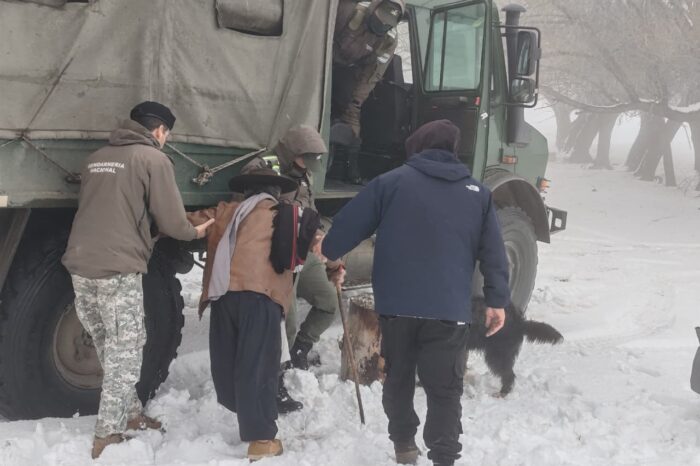 Rescataron a un hombre de 80 años que estaba aislado por la acumulación extrema de nieve (VIDEOS)