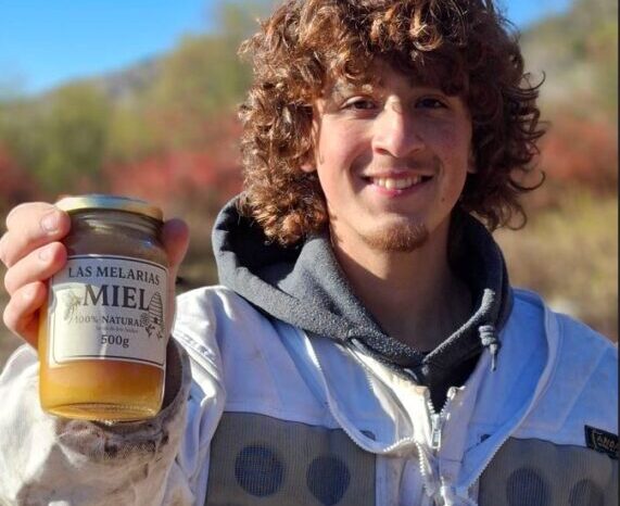 Con 18 años y mientras cursa el secundario, Agustín convirtió su pasión por las abejas en un emprendimiento (VIDEO)