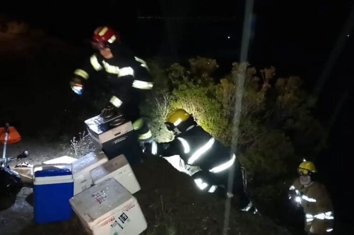 Volcó en la Ruta 237 mientras trasladaba sangre para transfusiones, el chofer tuvo que ser rescatado del interior del rodado