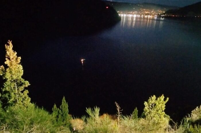Tragedia en el Lago Lacar: un Volkswagen Suran cayó al lago Lácar y murió un joven