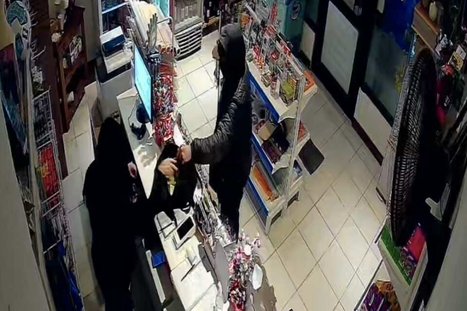 Asalto a mano armada en Junín de los Andes: amenazó con una pistola y robó un kiosco céntrico (VIDEO)