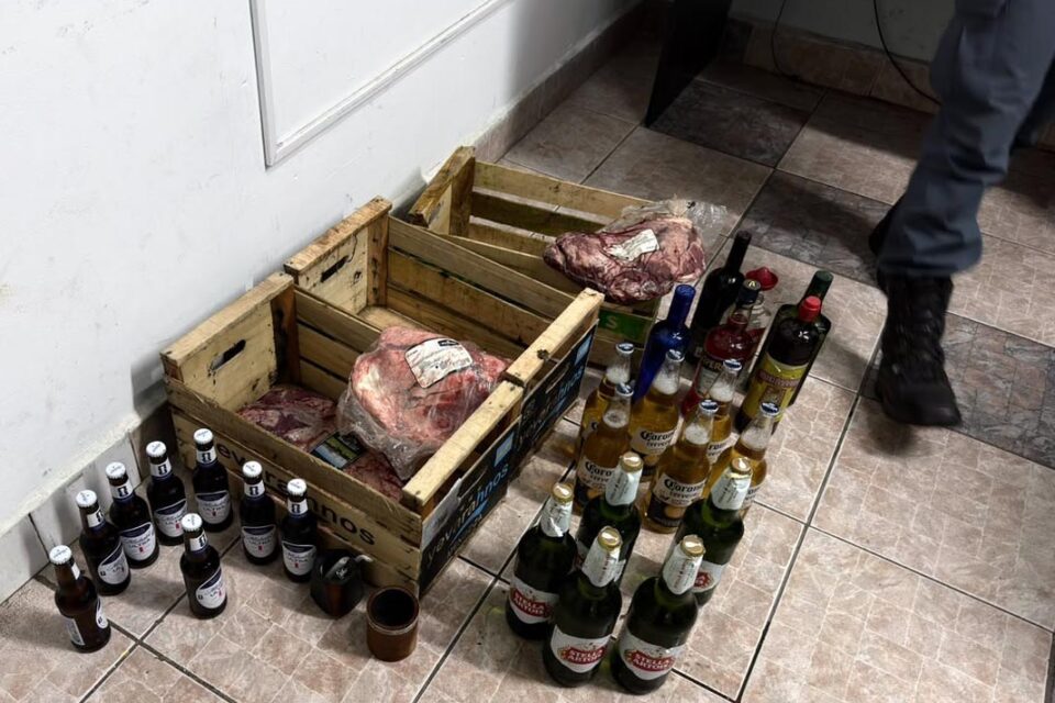 Se frustró el asado de los ladrones: la Policía recuperó carne, bebidas y otros elementos robados tras un allanamiento en Villa La Angostura