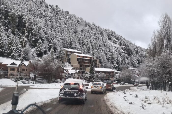 San Martín de los Andes avanza con el despeje de calles y normaliza el transporte urbano tras las intensas nevadas