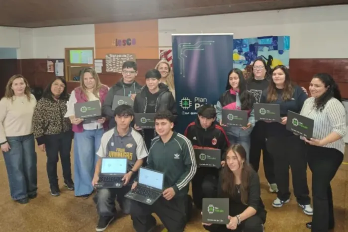 Comenzó la entrega masiva de equipamiento tecnológico en escuelas de toda la provincia