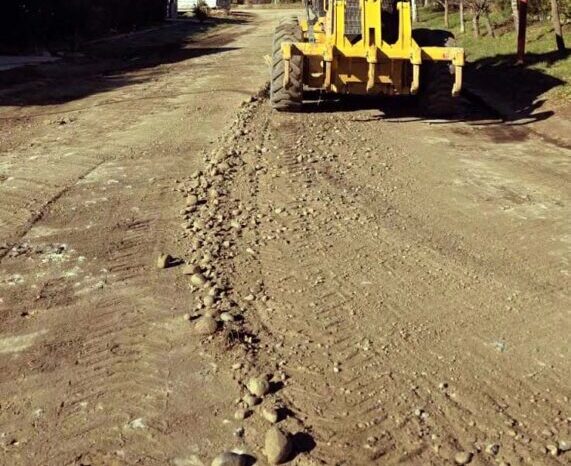 Obras que se ven y se sienten: el trabajo de la motoniveladora y el gesto clave de los vecinos