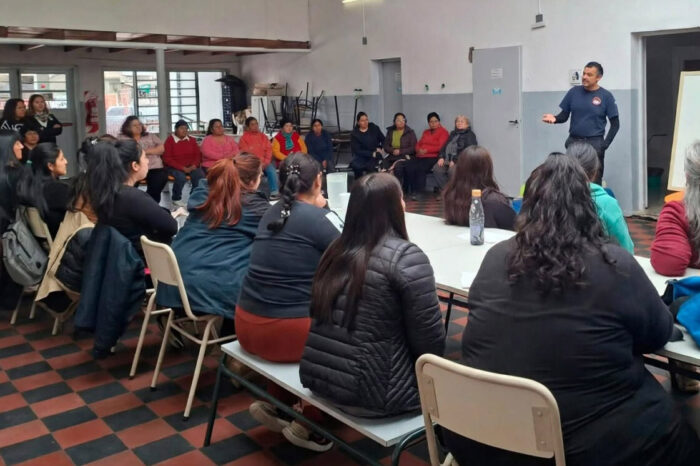Ramiro Pérez, el Bombero Voluntario que enseña a que los corazones no dejen de latir: emotiva capacitación a mujeres de 70 años y más en Junín de los Andes