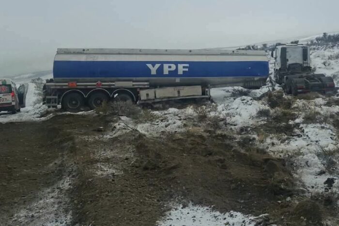 Ruta Provincial 46: por el hielo, siniestro vial de un camión de transporte de combustible