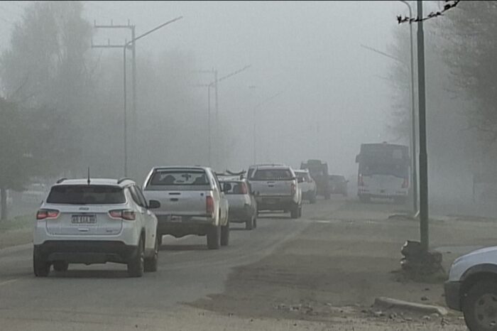Densa neblina complica la circulación en la Ruta 40 y calles de Junín de los Andes: piden extrema precaución