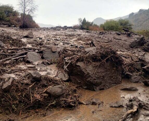 Corte total en la ruta 23: un deslave de rocas y tierra bloquea el paso entre Cuesta del Rahue y Pilo Lil