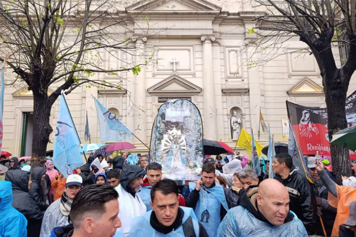 La peregrinación a Luján bajo lluvia con la Virgen tapada, trenes adicionales y operativo de seguridad
