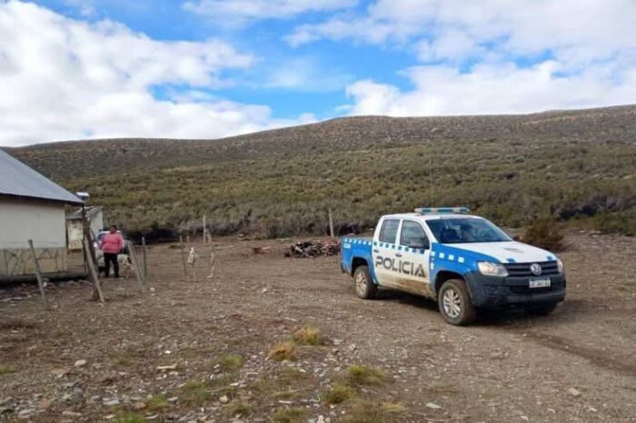 Operativo heroico en Catán Lil: Seis policías atravesaron 12 km de barro para rescatar a una madre y sus tres hijos aislados sin alimentos