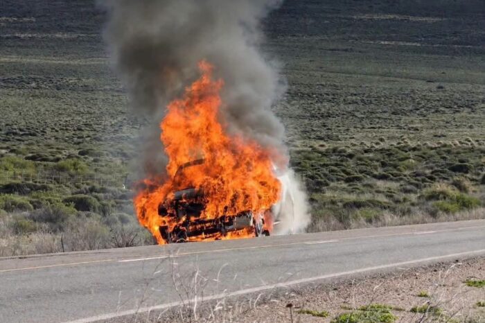 Se incendió una camioneta en plena Ruta 237: no hubo heridos pero cortaron el tránsito por riesgo de explosiones