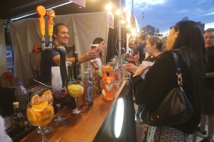 Luna llena frente al río: Comenzó el 3° Festival del Gin en Neuquén